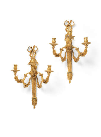 A PAIR OF LOUIS XVI ORMOLU THREE-BRANCH WALL-LIGHTS - Foto 1