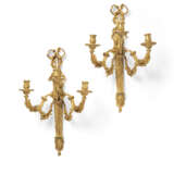 A PAIR OF LOUIS XVI ORMOLU THREE-BRANCH WALL-LIGHTS - Foto 1