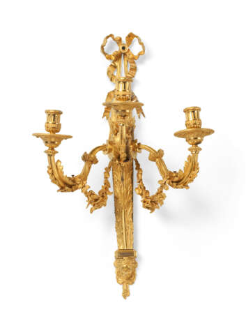 A PAIR OF LOUIS XVI ORMOLU THREE-BRANCH WALL-LIGHTS - Foto 2