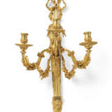 A PAIR OF LOUIS XVI ORMOLU THREE-BRANCH WALL-LIGHTS - Foto 2