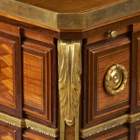 A LOUIS XVI AMARANTH, TULIPWOOD, SYCAMORE, MAHOGANY, MARQUETRY AND PARQUETRY WRITING/DRESSING TABLE - Foto 3