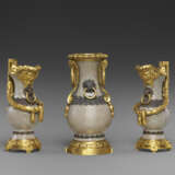 A LATE LOUIS XV ORMOLU-MOUNTED CHINESE CRACKLE-GLAZED PORCELAIN THREE-PIECE GARNITURE - Foto 1