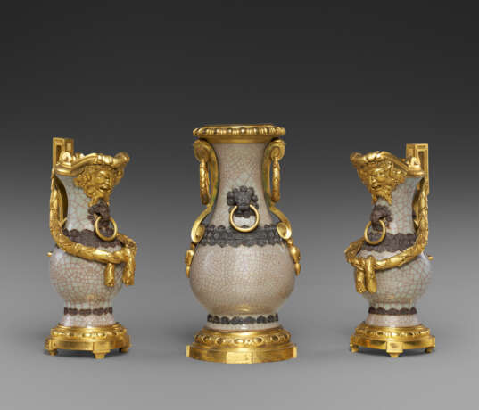 A LATE LOUIS XV ORMOLU-MOUNTED CHINESE CRACKLE-GLAZED PORCELAIN THREE-PIECE GARNITURE - Foto 1