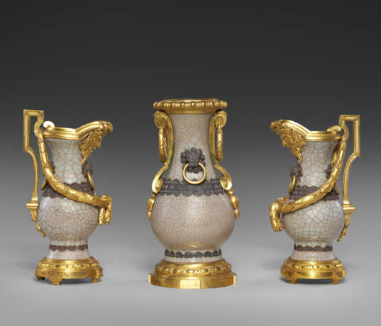 A LATE LOUIS XV ORMOLU-MOUNTED CHINESE CRACKLE-GLAZED PORCELAIN THREE-PIECE GARNITURE - Foto 2