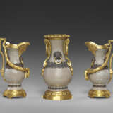 A LATE LOUIS XV ORMOLU-MOUNTED CHINESE CRACKLE-GLAZED PORCELAIN THREE-PIECE GARNITURE - Foto 2