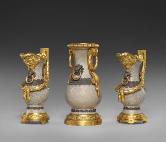 A LATE LOUIS XV ORMOLU-MOUNTED CHINESE CRACKLE-GLAZED PORCELAIN THREE-PIECE GARNITURE - Foto 3