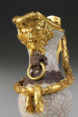 A LATE LOUIS XV ORMOLU-MOUNTED CHINESE CRACKLE-GLAZED PORCELAIN THREE-PIECE GARNITURE - Foto 4