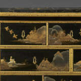 A LATE LOUIS XV ORMOLU-MOUNTED JAPANESE LACQUER AND EBONY COMMODE - фото 6