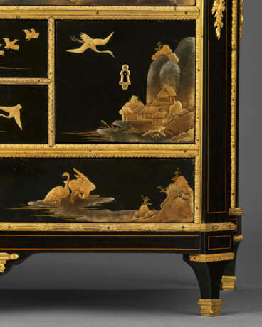 A LATE LOUIS XV ORMOLU-MOUNTED JAPANESE LACQUER AND EBONY COMMODE - фото 8