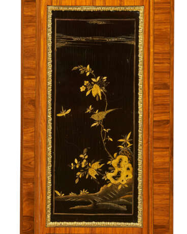 A PAIR OF LOUIS XVI ORMOLU-MOUNTED TULIPWOOD, CHINESE LACQUER AND VERNIS-DECORATED UPRIGHT COMMODES - Foto 3