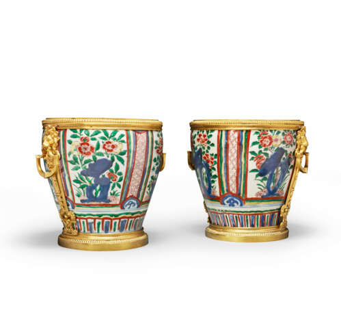 A PAIR OF RESTAURATION ORMOLU-MOUNTED CHINESE WUCAI PORCELAIN CACHE-POTS - фото 1