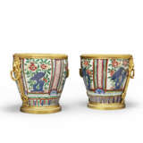 A PAIR OF RESTAURATION ORMOLU-MOUNTED CHINESE WUCAI PORCELAIN CACHE-POTS - фото 1