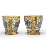 A PAIR OF RESTAURATION ORMOLU-MOUNTED CHINESE WUCAI PORCELAIN CACHE-POTS - photo 2