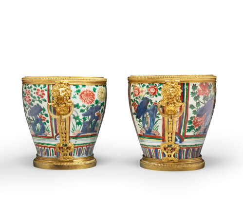 A PAIR OF RESTAURATION ORMOLU-MOUNTED CHINESE WUCAI PORCELAIN CACHE-POTS - photo 2