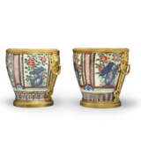 A PAIR OF RESTAURATION ORMOLU-MOUNTED CHINESE WUCAI PORCELAIN CACHE-POTS - photo 3