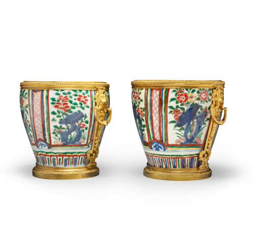 A PAIR OF RESTAURATION ORMOLU-MOUNTED CHINESE WUCAI PORCELAIN CACHE-POTS - фото 3