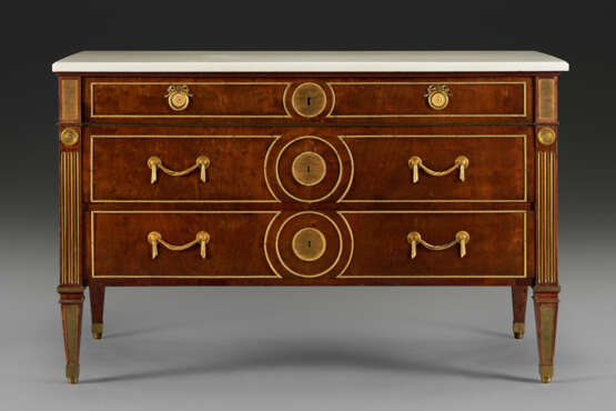 A GERMAN ORMOLU-MOUNTED PLUM-PUDDING MAHOGANY (ACAJOU MOUCHETE) COMMODE - photo 1