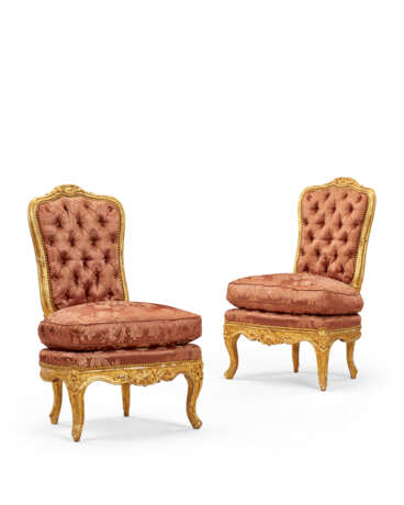 A PAIR OF LOUIS XV GILTWOOD CHAUFFEUSES - photo 1