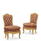 A PAIR OF LOUIS XV GILTWOOD CHAUFFEUSES - photo 1