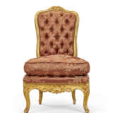 A PAIR OF LOUIS XV GILTWOOD CHAUFFEUSES - photo 2