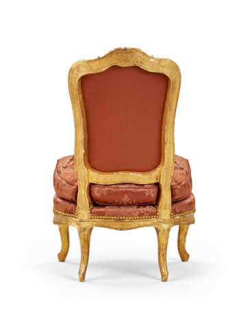 A PAIR OF LOUIS XV GILTWOOD CHAUFFEUSES - photo 4