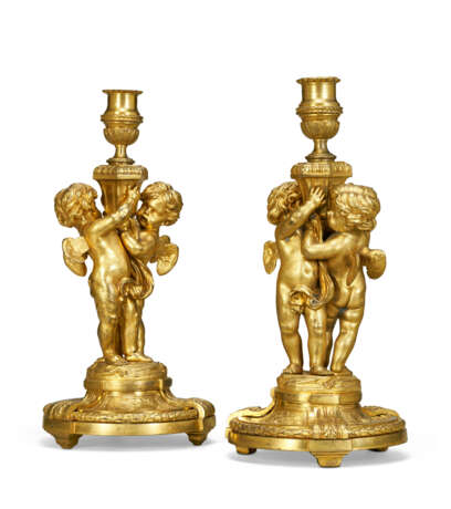 A PAIR OF LATE LOUIS XV ORMOLU CANDLESTICKS - Foto 1