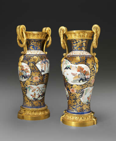 A PAIR OF LATE LOUIS XV ORMOLU-MOUNTED JAPANESE ARITA PORCELAIN VASES - Foto 1