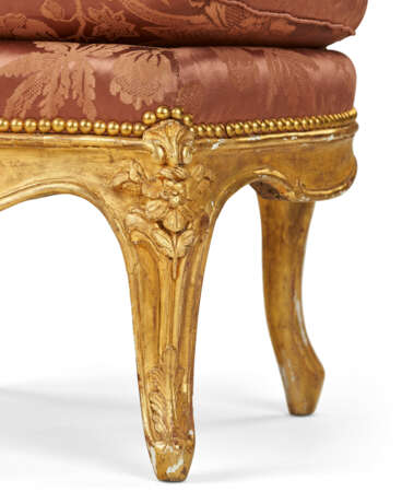 A PAIR OF LOUIS XV GILTWOOD CHAUFFEUSES - фото 6