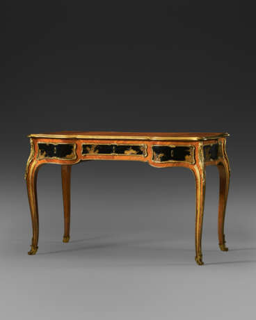 A LOUIS XV ORMOLU-MOUNTED TULIPWOOD AND JAPANESE LACQUER BUREAU PLAT - фото 1