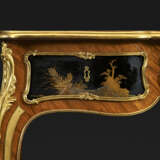 A LOUIS XV ORMOLU-MOUNTED TULIPWOOD AND JAPANESE LACQUER BUREAU PLAT - фото 3