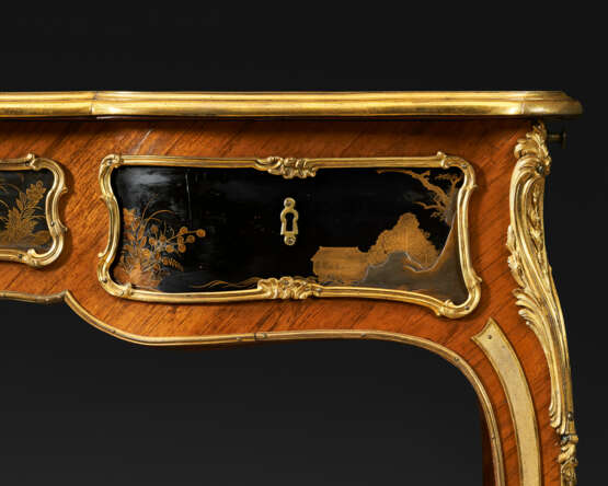 A LOUIS XV ORMOLU-MOUNTED TULIPWOOD AND JAPANESE LACQUER BUREAU PLAT - фото 4