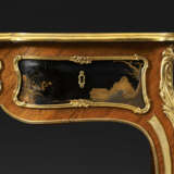 A LOUIS XV ORMOLU-MOUNTED TULIPWOOD AND JAPANESE LACQUER BUREAU PLAT - фото 4