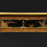 A LOUIS XV ORMOLU-MOUNTED TULIPWOOD AND JAPANESE LACQUER BUREAU PLAT - фото 5