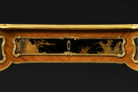 A LOUIS XV ORMOLU-MOUNTED TULIPWOOD AND JAPANESE LACQUER BUREAU PLAT - фото 5