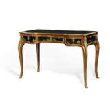 A LOUIS XV ORMOLU-MOUNTED TULIPWOOD AND JAPANESE LACQUER BUREAU PLAT - фото 7