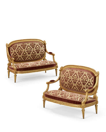 A PAIR OF LOUIS XVI GILT WALNUT CANAPES - фото 1