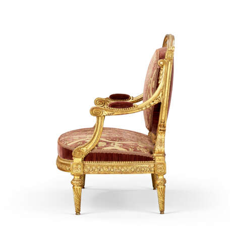 A PAIR OF LOUIS XVI GILT WALNUT CANAPES - фото 3