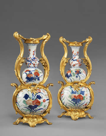 A PAIR OF FRENCH ORMOLU-MOUNTED CHINESE IMARI PORCELAIN TRIPLE-GOURD VASES - фото 1