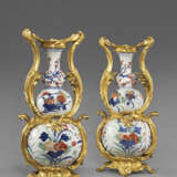 A PAIR OF FRENCH ORMOLU-MOUNTED CHINESE IMARI PORCELAIN TRIPLE-GOURD VASES - фото 1