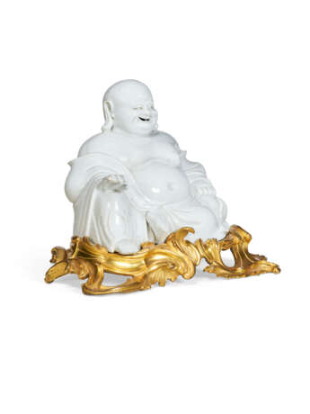 A LOUIS XV ORMOLU-MOUNTED CHINESE BLANC-DE-CHINE PORCELAIN FIGURE OF A LAUGHING BUDDHA - photo 2