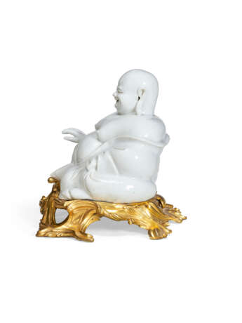 A LOUIS XV ORMOLU-MOUNTED CHINESE BLANC-DE-CHINE PORCELAIN FIGURE OF A LAUGHING BUDDHA - photo 3