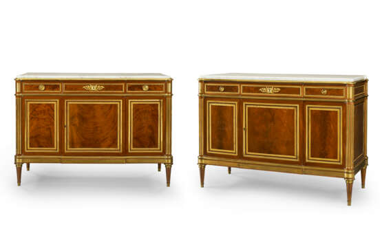 A PAIR OF LATE LOUIS XVI ORMOLU-MOUNTED PLUM-PUDDING MAHOGANY COMMODES A VANTAUX - photo 1