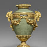 A LOUIS XVI ORMOLU-MOUNTED CHINESE CELADON PORCELAIN PENDULE A CERCLE TOURNANT - фото 1