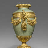 A LOUIS XVI ORMOLU-MOUNTED CHINESE CELADON PORCELAIN PENDULE A CERCLE TOURNANT - фото 2