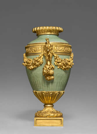 A LOUIS XVI ORMOLU-MOUNTED CHINESE CELADON PORCELAIN PENDULE A CERCLE TOURNANT - фото 2