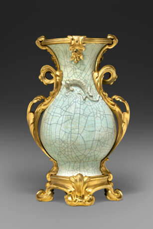 A LOUIS XV ORMOLU-MOUNTED CHINESE CRACKLE-GLAZED CELADON PORCELAIN VASE - фото 1