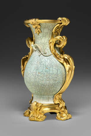 A LOUIS XV ORMOLU-MOUNTED CHINESE CRACKLE-GLAZED CELADON PORCELAIN VASE - фото 2