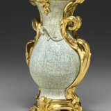 A LOUIS XV ORMOLU-MOUNTED CHINESE CRACKLE-GLAZED CELADON PORCELAIN VASE - фото 2