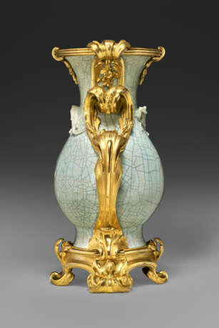 A LOUIS XV ORMOLU-MOUNTED CHINESE CRACKLE-GLAZED CELADON PORCELAIN VASE - фото 3