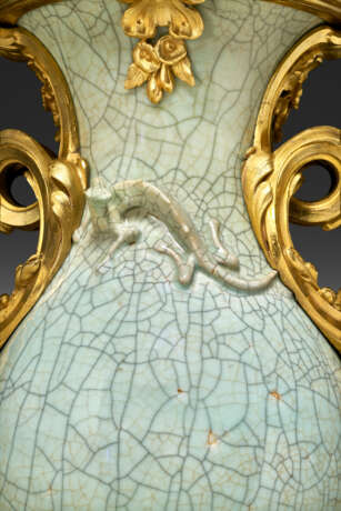 A LOUIS XV ORMOLU-MOUNTED CHINESE CRACKLE-GLAZED CELADON PORCELAIN VASE - фото 4